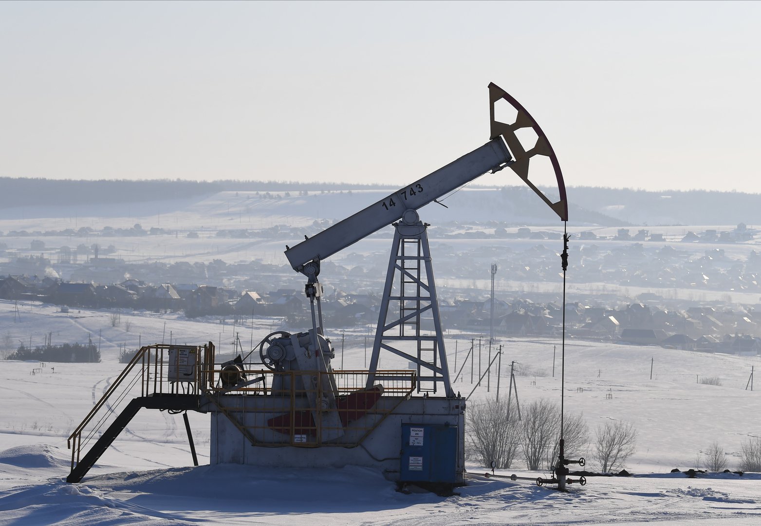 انخفاض أسعار النفط مع استئناف شحنات النفط من فنزويلا