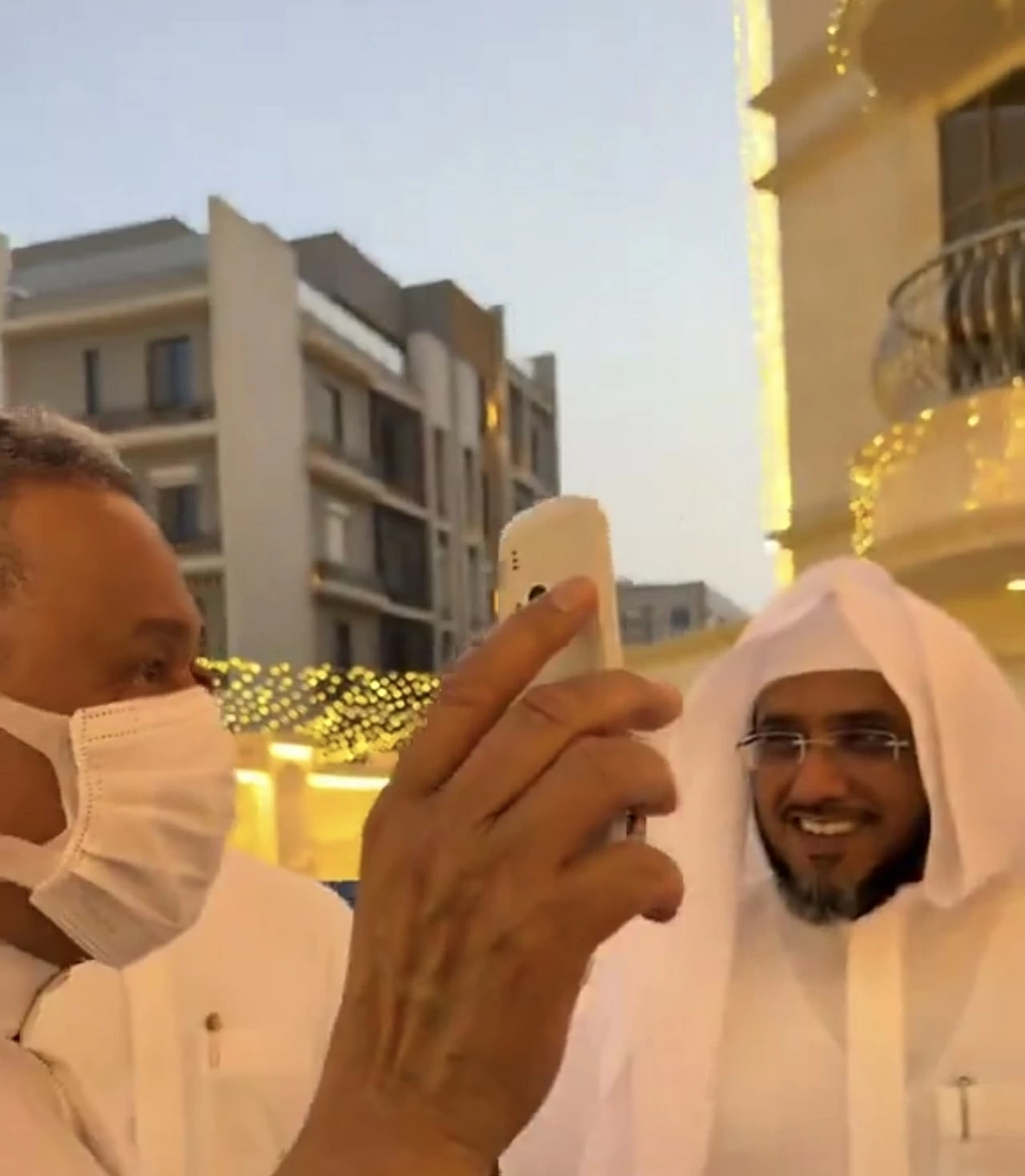 جوال محمد عبده يعاود الظهور: اللي يلقاه لا يجيبه لي – أخبار السعودية